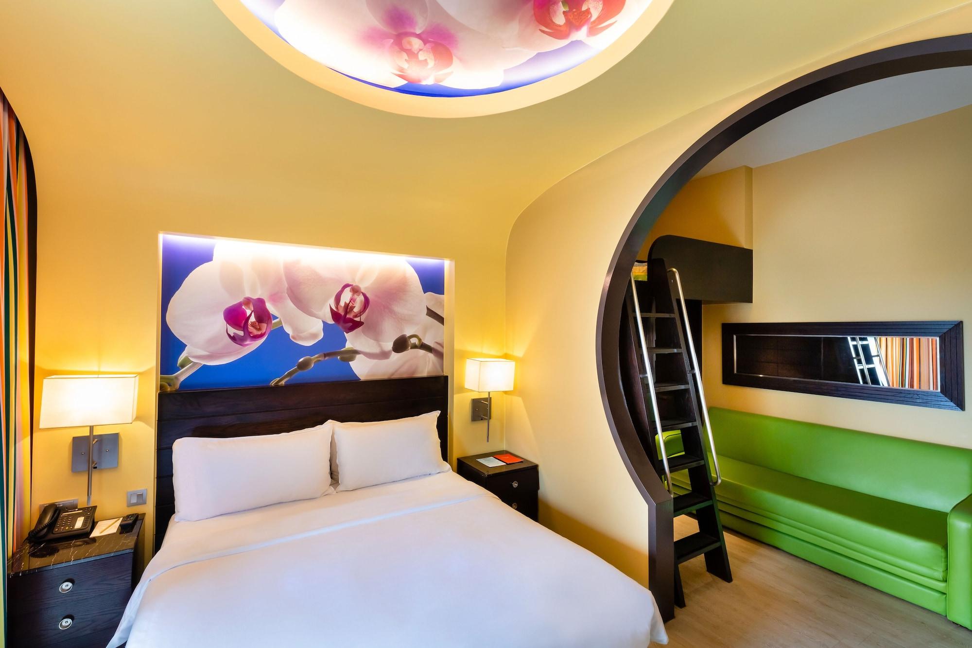 Resorts World Sentosa - Festive Hotel Singapore Eksteriør billede A room at the hotel