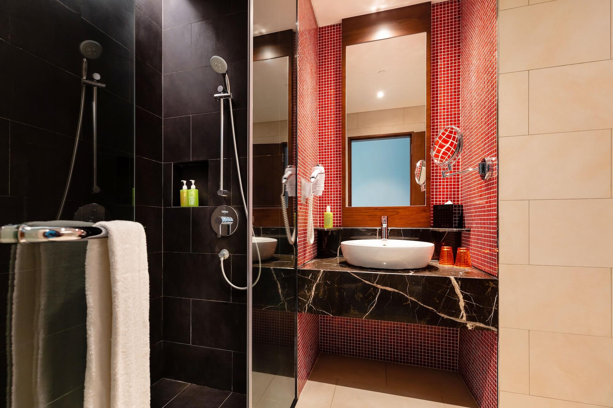 Resorts World Sentosa - Festive Hotel Singapore Eksteriør billede Bathroom