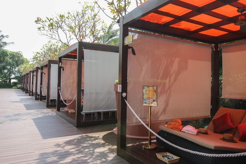 Resorts World Sentosa - Festive Hotel Singapore Eksteriør billede Cabana at a resort