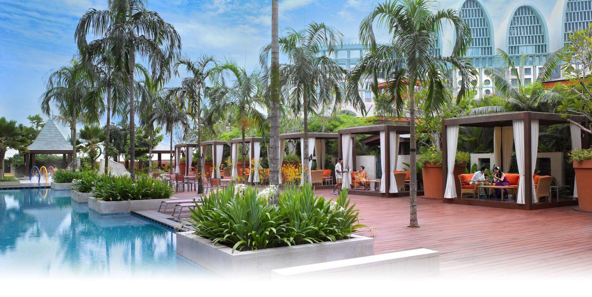 Resorts World Sentosa - Festive Hotel Singapore Eksteriør billede The pool deck