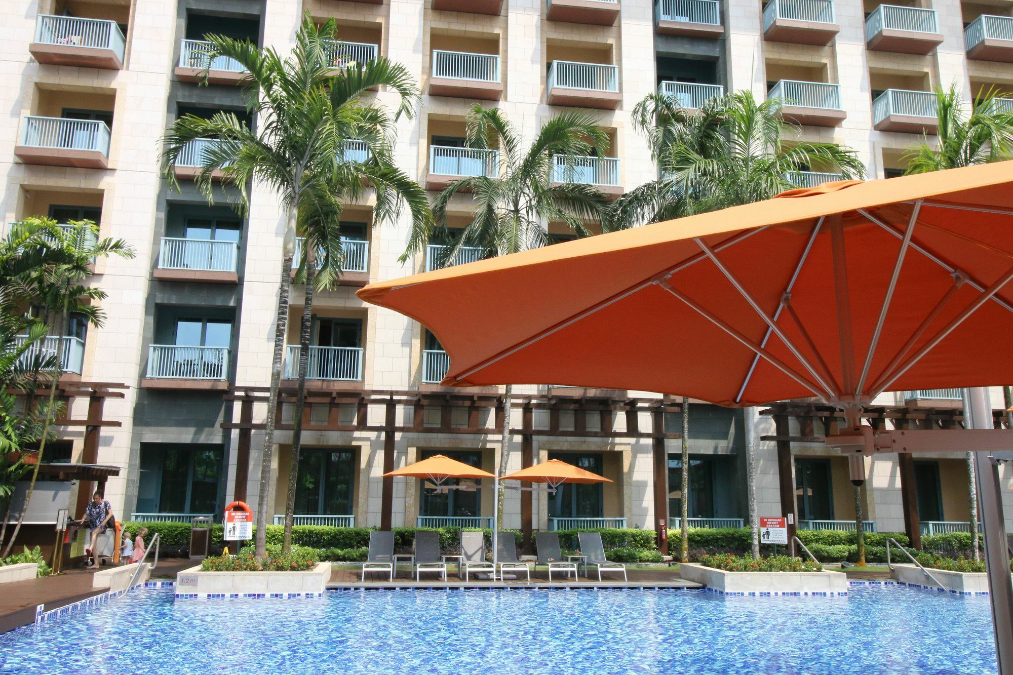 Resorts World Sentosa - Festive Hotel Singapore Eksteriør billede The swimming pool at the hotel