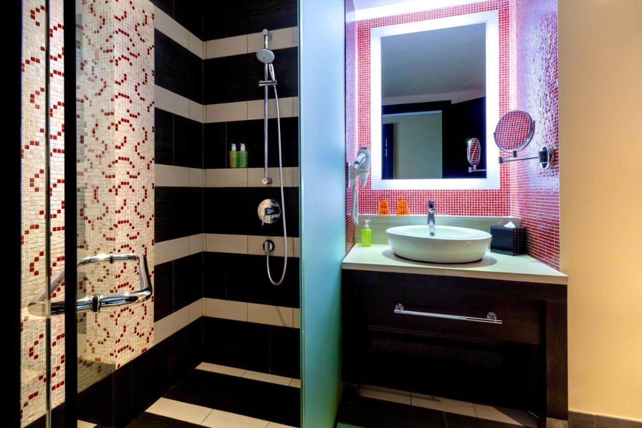 Resorts World Sentosa - Festive Hotel Singapore Eksteriør billede Bathroom