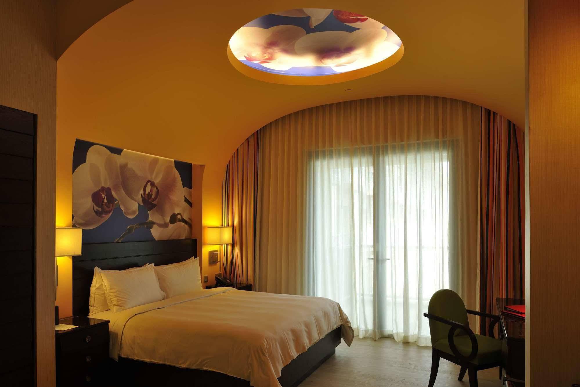 Resorts World Sentosa - Festive Hotel Singapore Eksteriør billede A room at the hotel
